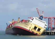 navio e balsas colidem na entrada do Porto de Santos