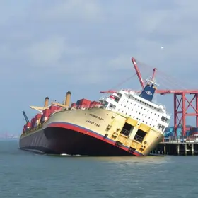 navio e balsas colidem na entrada do Porto de Santos