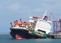 navio e balsas colidem no Porto de Santos