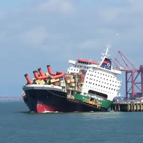 navio e balsas colidem no Porto de Santos