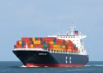 navio cargueiro bate em balsas