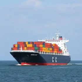 navio cargueiro bate em balsas