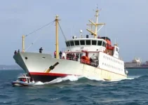 navio bate em balsas no Porto de Santos