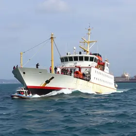 navio bate em balsas no Porto de Santos