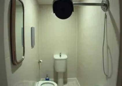 homem esconde celular para gravar mulheres