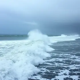mar agitado e chuva