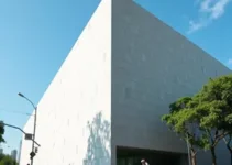 arquiteto pedala pelas ruas de Santos