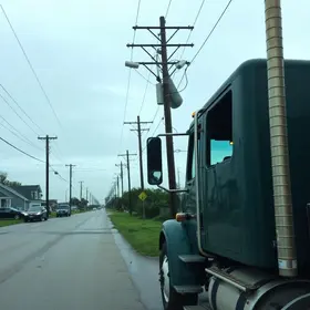 carreta derruba postes