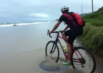 ciclista cai em buraco durante chuva intensa em Santos