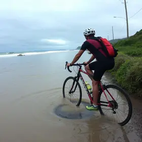 ciclista cai em buraco durante chuva intensa em Santos